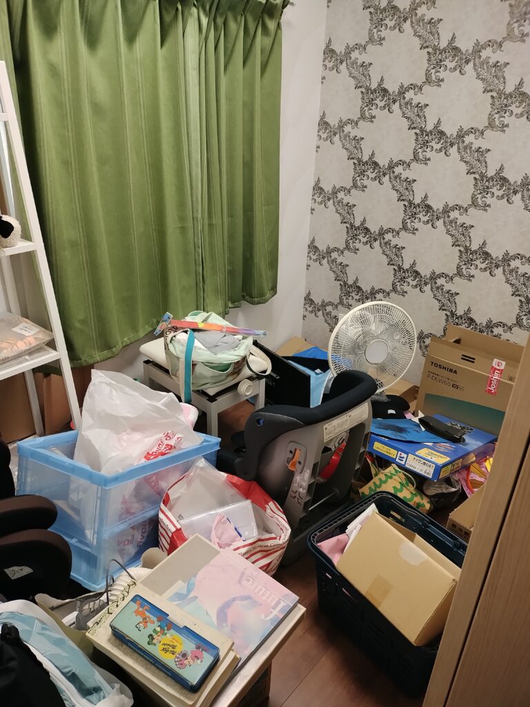 茨木市にお住いのN様。引っ越し後そのままの状態で数年経過。片づけ前の物置部屋化してしまっていた2階の洋室