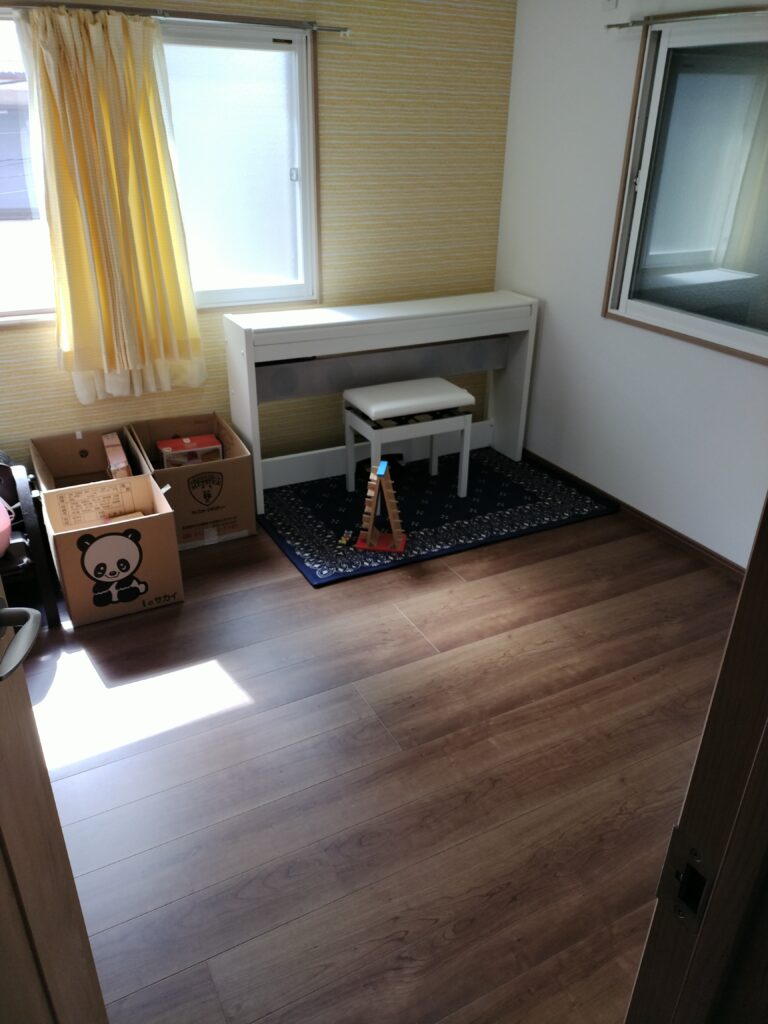 一戸建て2階の洋室を片づけた様子。