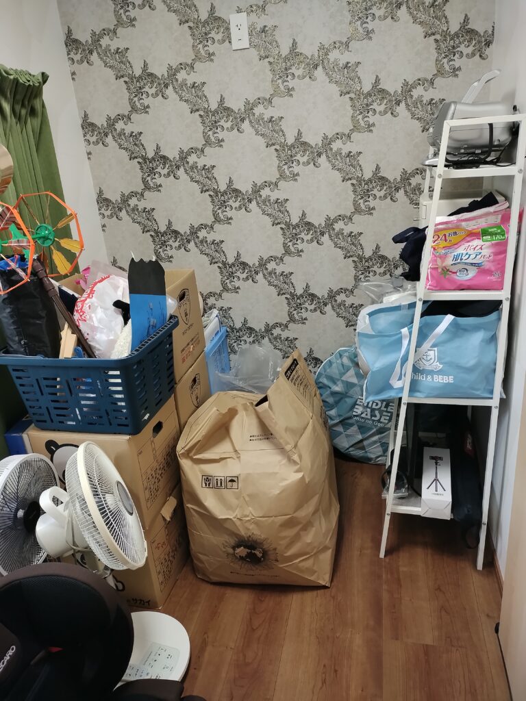 一戸建て洋室を物置部屋として確保。とりあえず置き場。