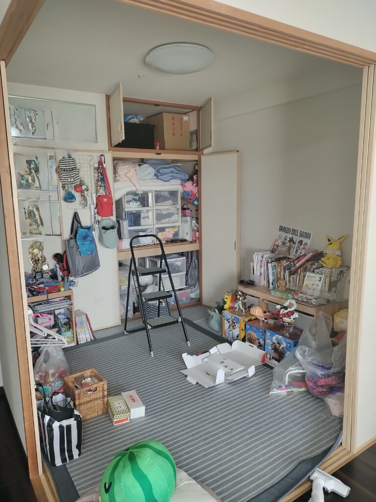 マンションに併設された和室。子供部屋のようにしているも散らかった様子。片付け前。
