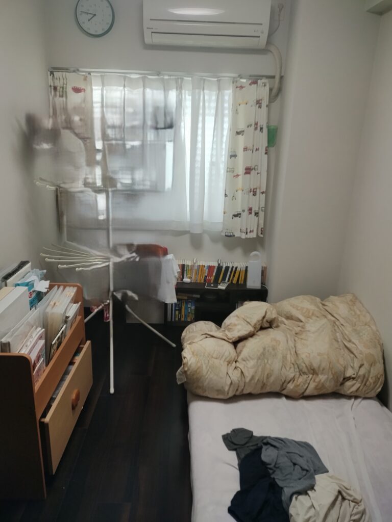 子ども部屋にする予定の、片づけ前の洋室（洗濯物干しや物置きになっていた状態）