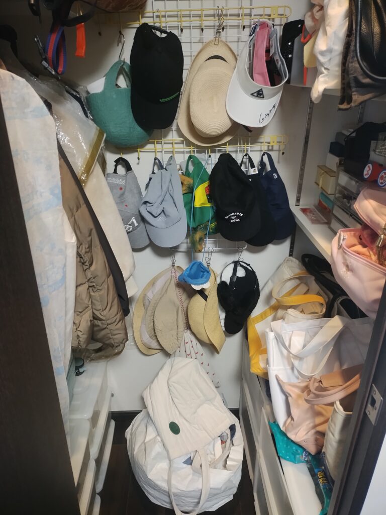 ウォークインクローゼットの帽子収納。壁かけ収納。