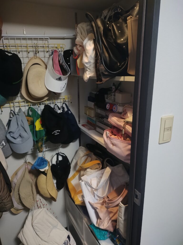 ウォークインクローゼットの帽子収納。壁かけ収納。突っ張り棒。片付け前。