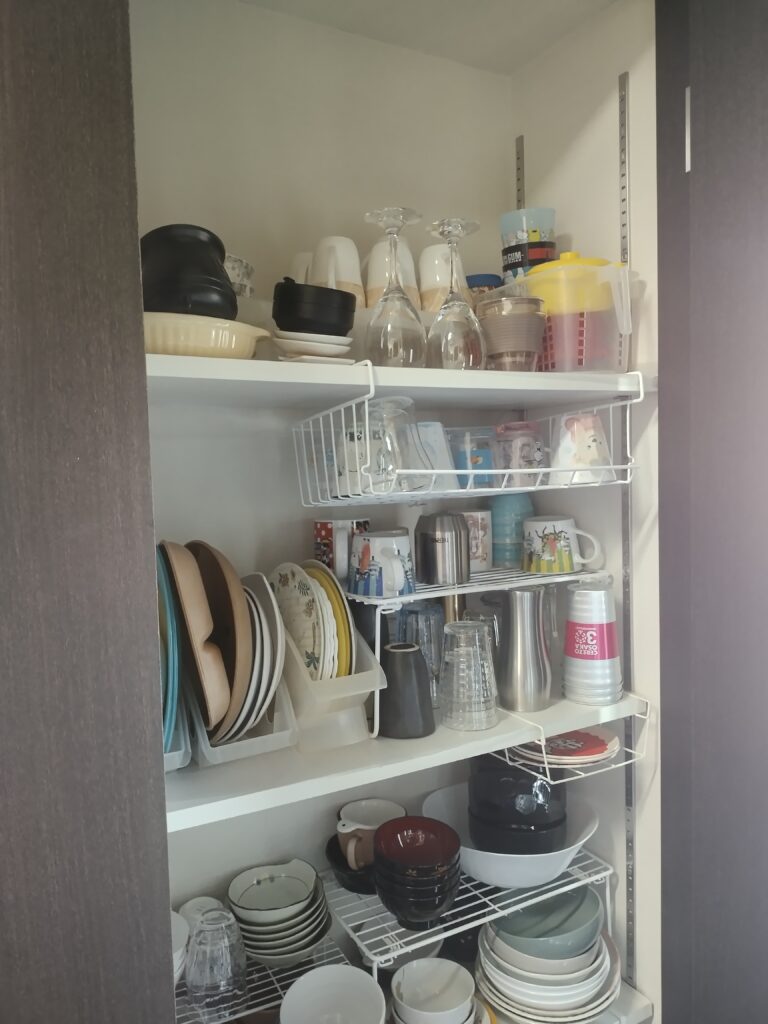 ワイヤーラックを使って工夫するも、少し使いづらくなっていた片づけ前の食器収納