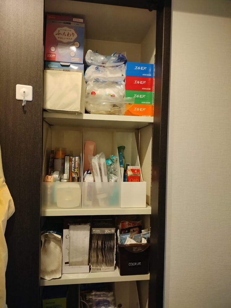 廊下収納にストック、備品を一括収納したafter写真