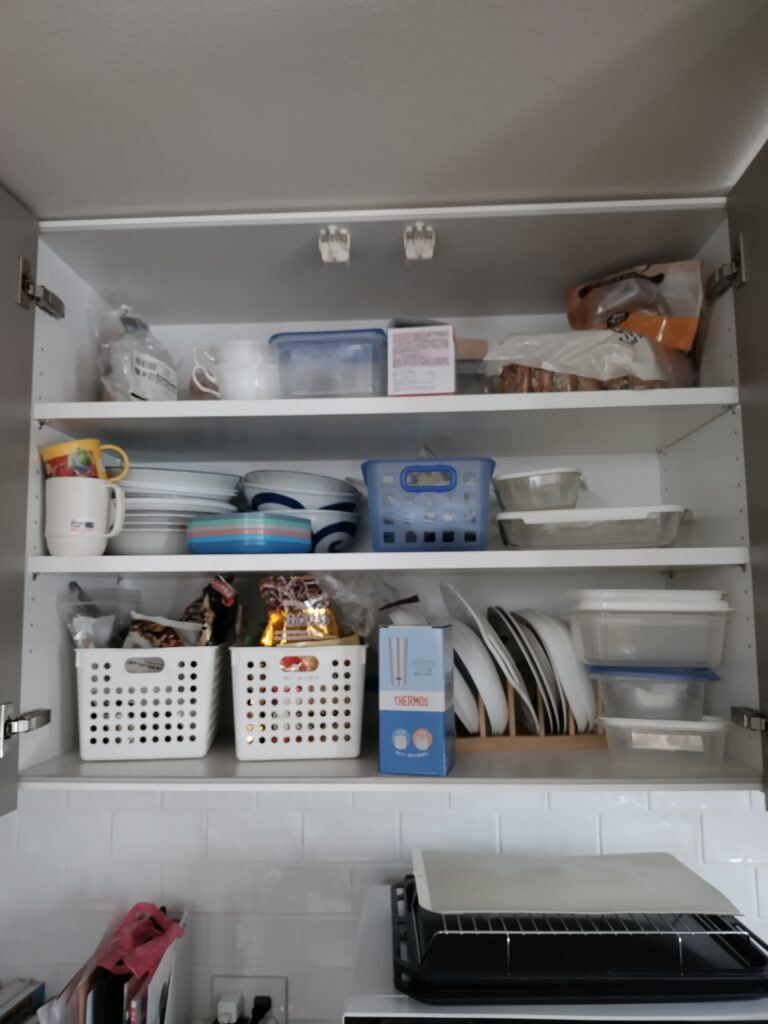 お子さんが戸棚を開けて探してしまうこともあった、収納場所が決まる前のキッチン