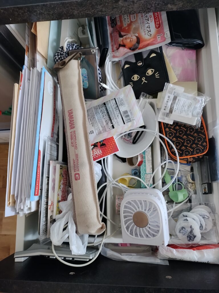 モノの定位置が決まらず、色々なものが混在して探しにくくなっていた片づけ前のキッチン収納
