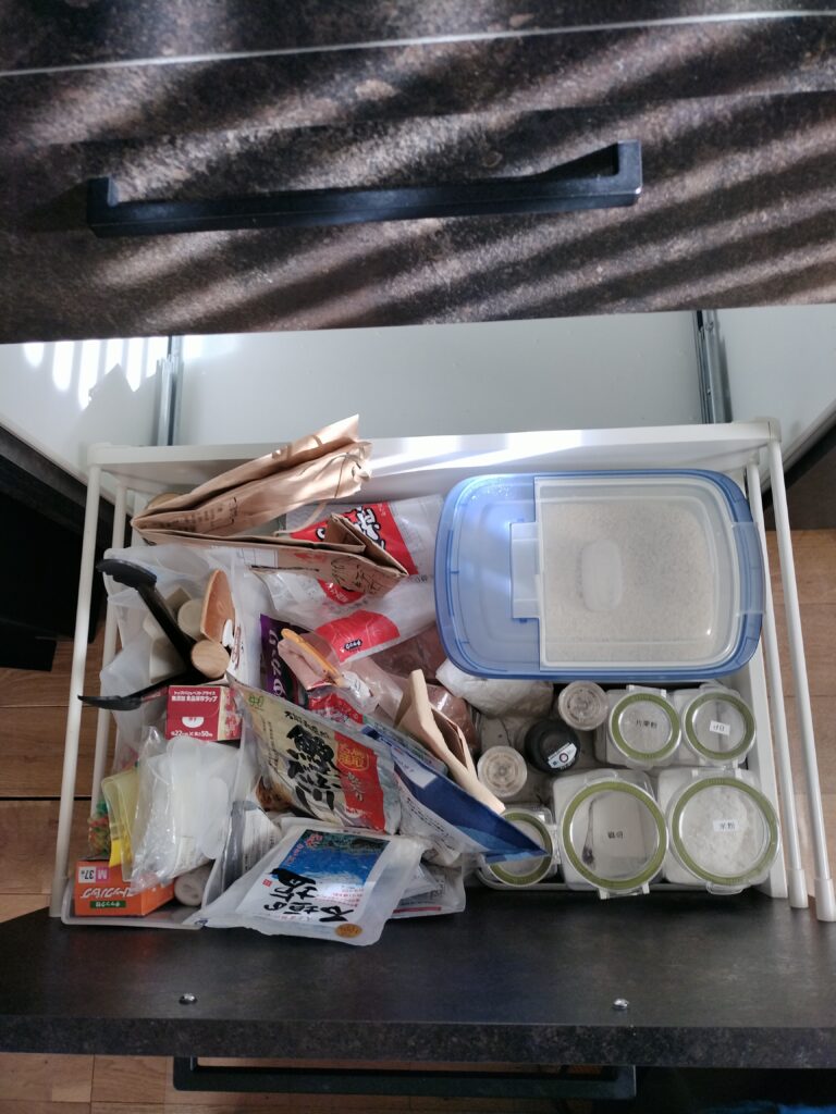 使う頻度の高いものと低いものが混ざってしまっている、整理前のキッチンの引き出し