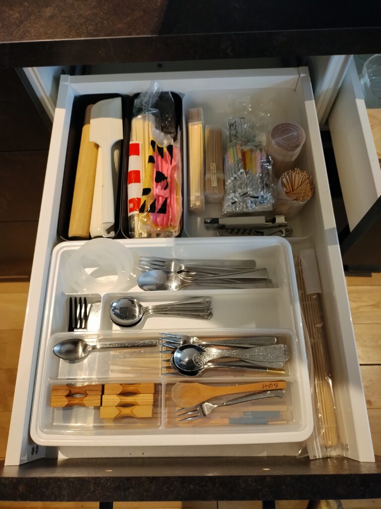 使用頻度と使う場所を基準にモノを配置し、サッと取り出しやすくなったキッチンの引き出し(After)
