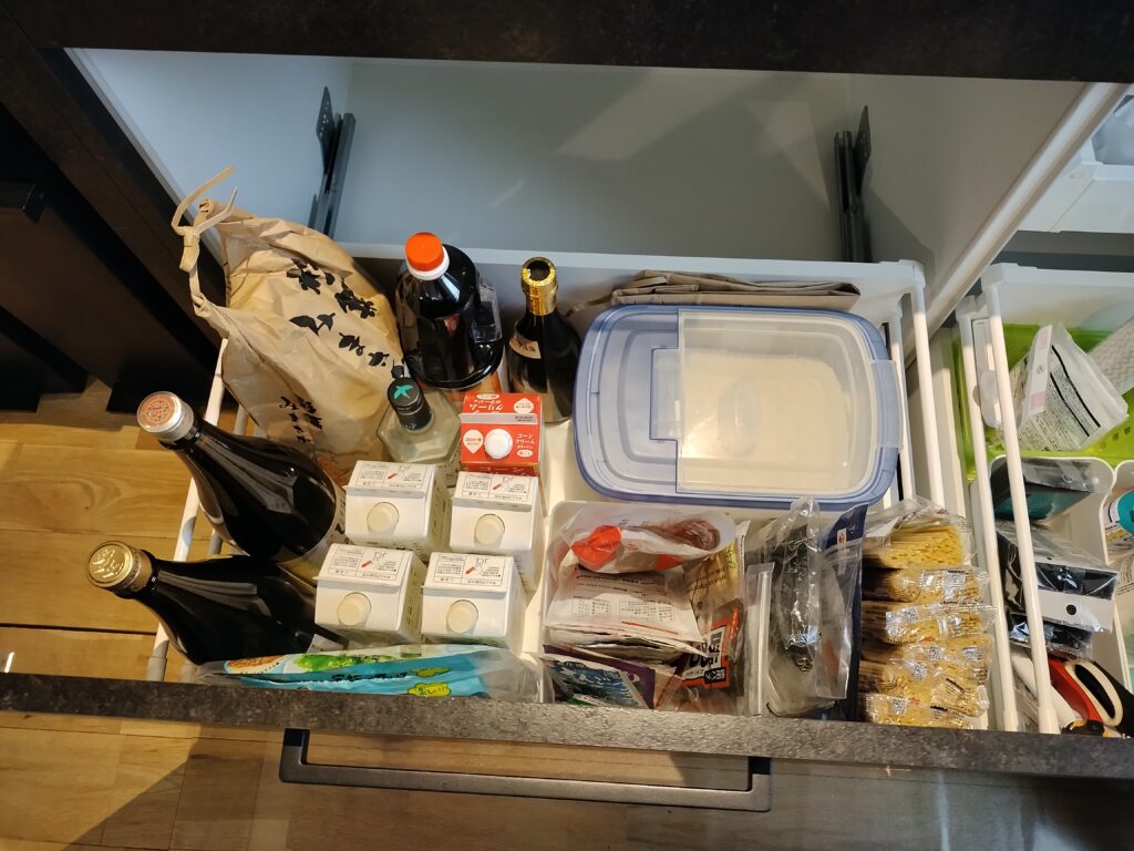 同じ種類のモノをすっきりとグループ分けして収納した、片づけ後のキッチンの引き出し