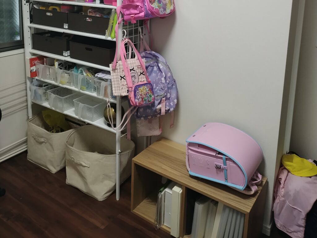 子どもが自分で迷わず戻せるよう、置くだけ収納に改善したランドセル・学用品置き場(After)
