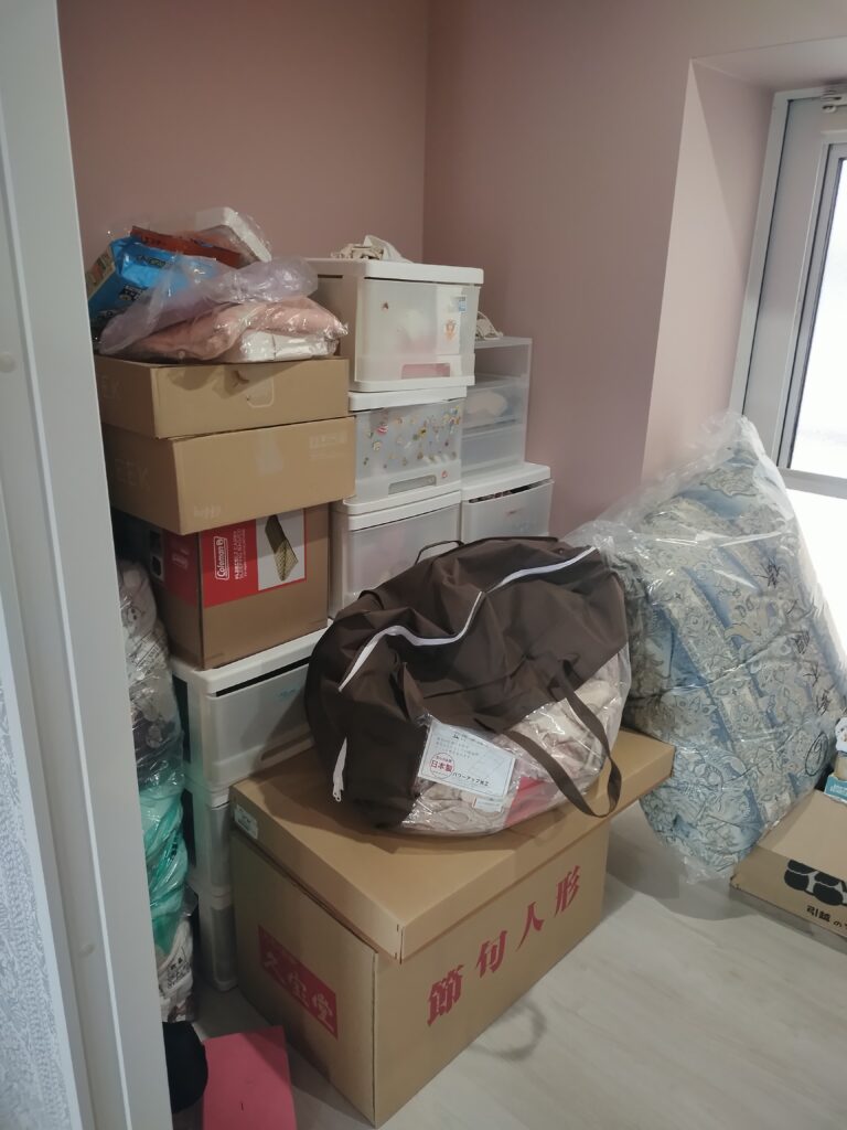 季節外の物が乱雑に置かれたウォークインクローゼット。片付け前。