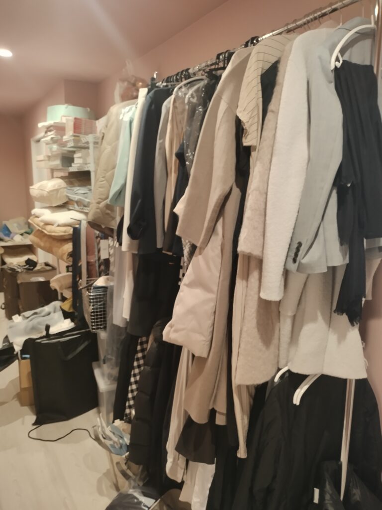 ウォークインクローゼットにかかり過ぎた洋服たち。