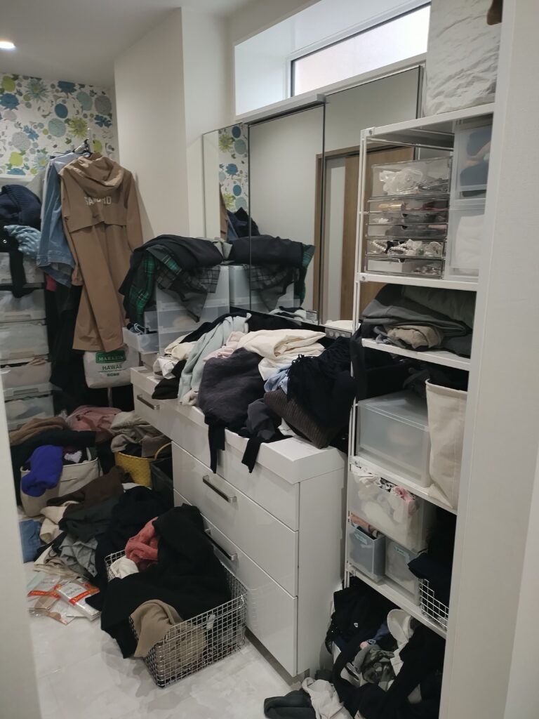 使っていない洗面ボウルの中まで服の置き場所になっていた驚きのBeforeの様子