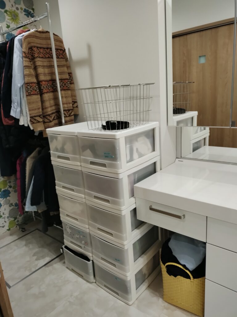 服や小物を全出しし、人別・種類別に取り出しやすく整えた洗面所収納のAfter