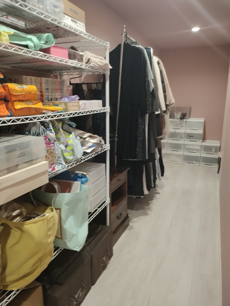 洋服の量を今の暮らしに合わせて見直し、スムーズに入れるようになったウォークインクローゼット