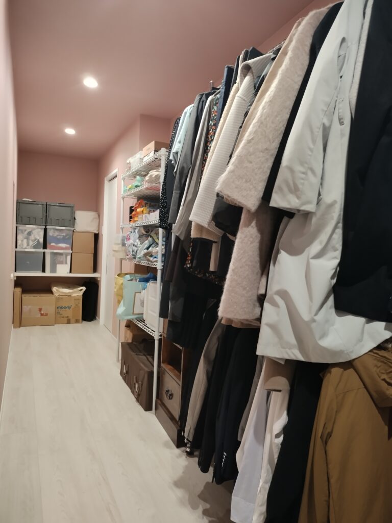 すっきりと通路が確保され、出し入れしやすくなったクローゼットのAfter写真