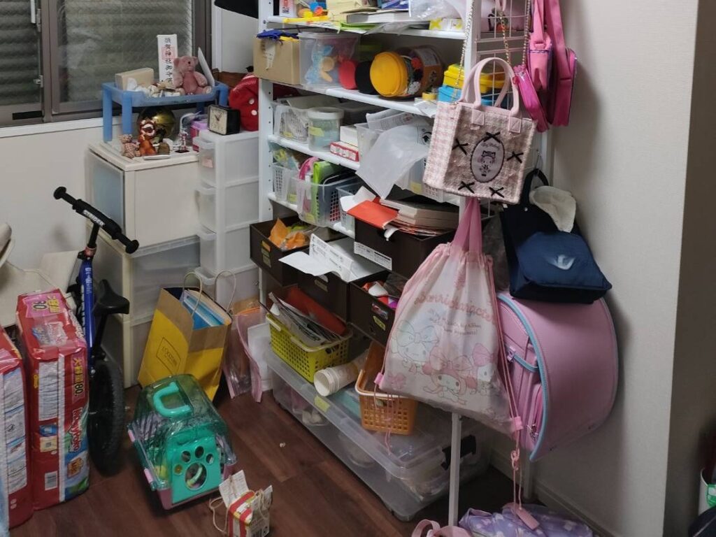 新1年生の入学に向けて、ランドセルや学用品が混在していた片づけ前の収納スペース