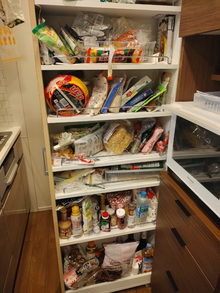 茨木市 整理収納事例 食品や調味料が混ざってしまっていた整理前のキッチン収納