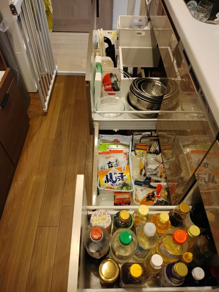 キッチンの引き出し収納。立てて収納することで、上から見やすく。取り出しやすい収納を実現。