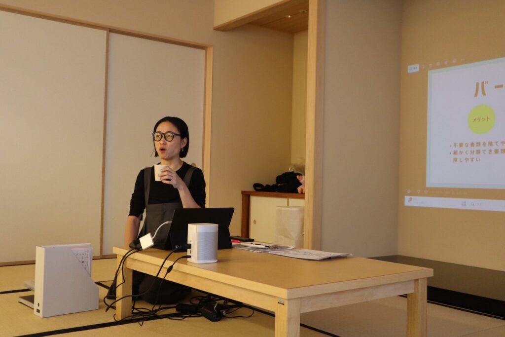 茨木市おにくるの和室で開催された整理収納講座で、講師が説明している様子