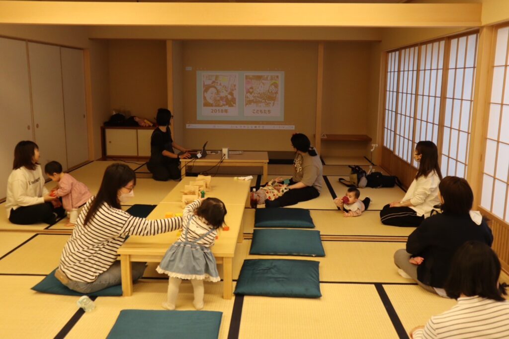 茨木市おにくるの和室で、親子連れが整理収納講座に参加している様子