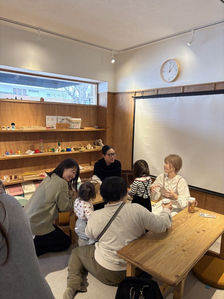 整理収納アドバイザー池田志保が参加者さんと交流している様子