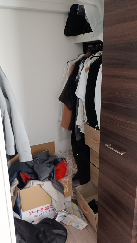 茨木市のマンション、各部屋に点在していた衣類の整理前